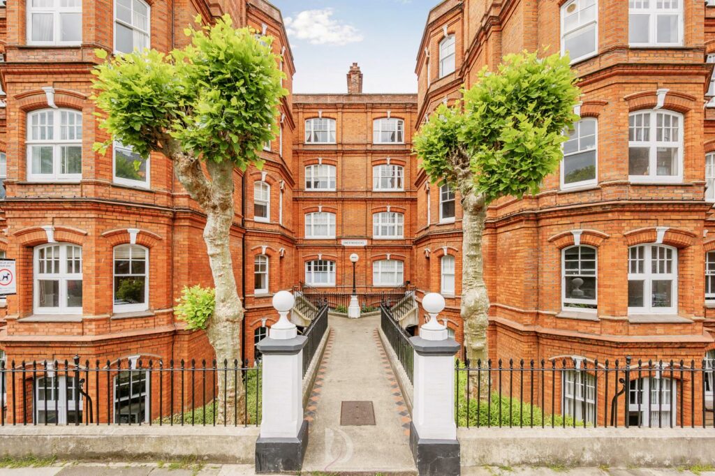 Queens Club Gardens, W14 Dendrow